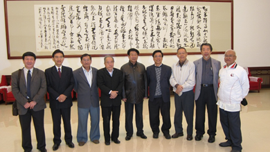 周俊杰老师书杜甫《饮中八仙歌》草书，大气磅薄，恢宏震撼。众人在作品前拍照留念，中间是周俊杰老师。