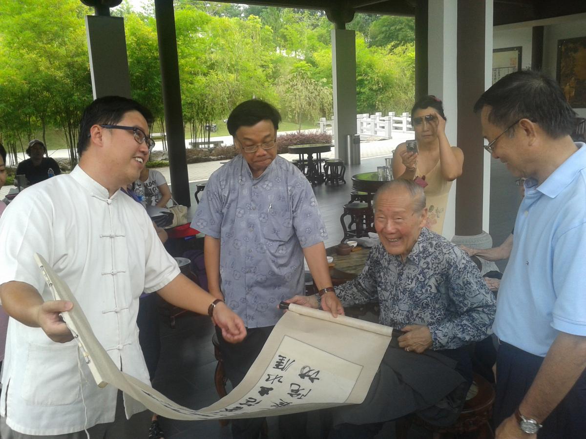 楊金榮展示王宓文墨寶真跡，王賡武教授睹物思人，說：“這幅父親的字跡我從沒有看過。”凝視良久，真情流露。