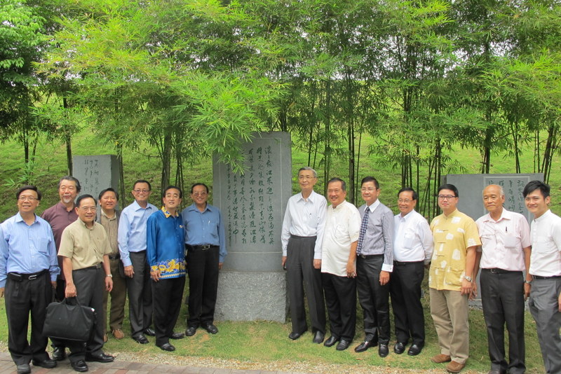 Group photo in front of Mr. Xiao's works: (right to left) Kwong Yiu Nian, Shu Qingxiang, Yang Jinrong, Dr. Zhang Ruifa, Datuk Kwong Hanguang, Datuk Tan Lian Shun, Datuk Zhang Wenqiang, Huang Xunji, Peng Guilong, Datuk Hu Yaqiao, Associate Professor Zhu Jiahua, Professor Huang Runhua, Dr. Fu Yonggang, Professor He Qiliang