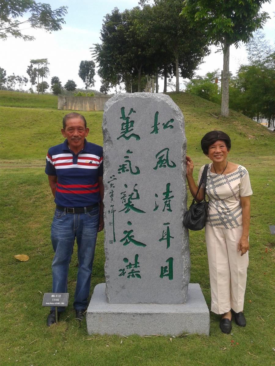 黄乃馨（右）和黄乃端（左）2012年出席碑林开幕礼，在祖父黄实卿的碑前合影。