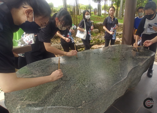 兰亭里体验以水代墨书写 “鵞”