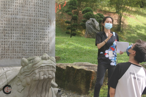 导览员解析武则天传奇的一生与书法艺术