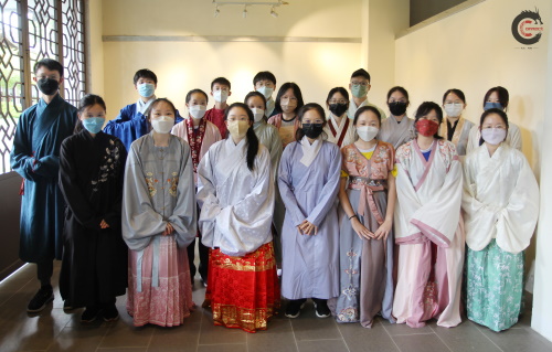 营员体验身穿汉服之美