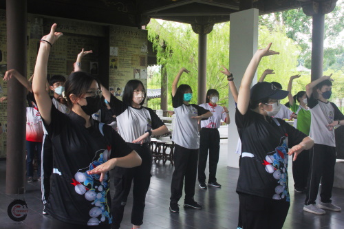 舞艺站 营员模仿导师动作学习各个舞艺招式