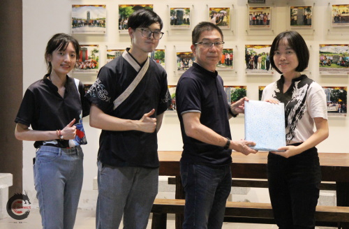 （左起）上官蕴涵导师、李定权导师及 戴庆义总监颁发纪念品予张佩铃学姐