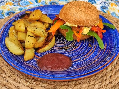Burger aux achards lacto-fermentés de poivrons et à la crème de girolles lacto-fermentées