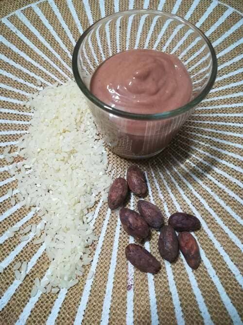 Crème dessert crue d'amazaké de riz et de cacao cru