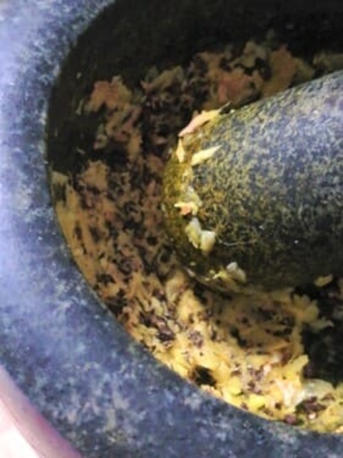 Piler l'ail le gingembre et les poivres en grain