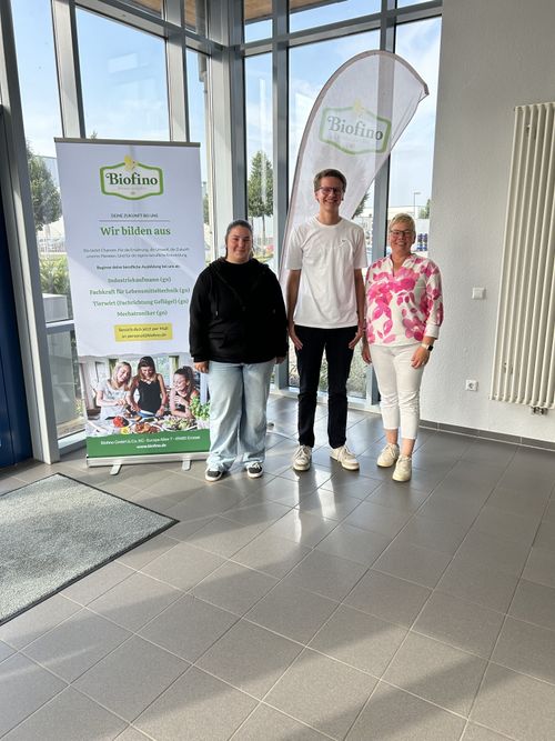 Foto von Biofinos zwei neuen Azubis mit Annette Plump-Fangmann