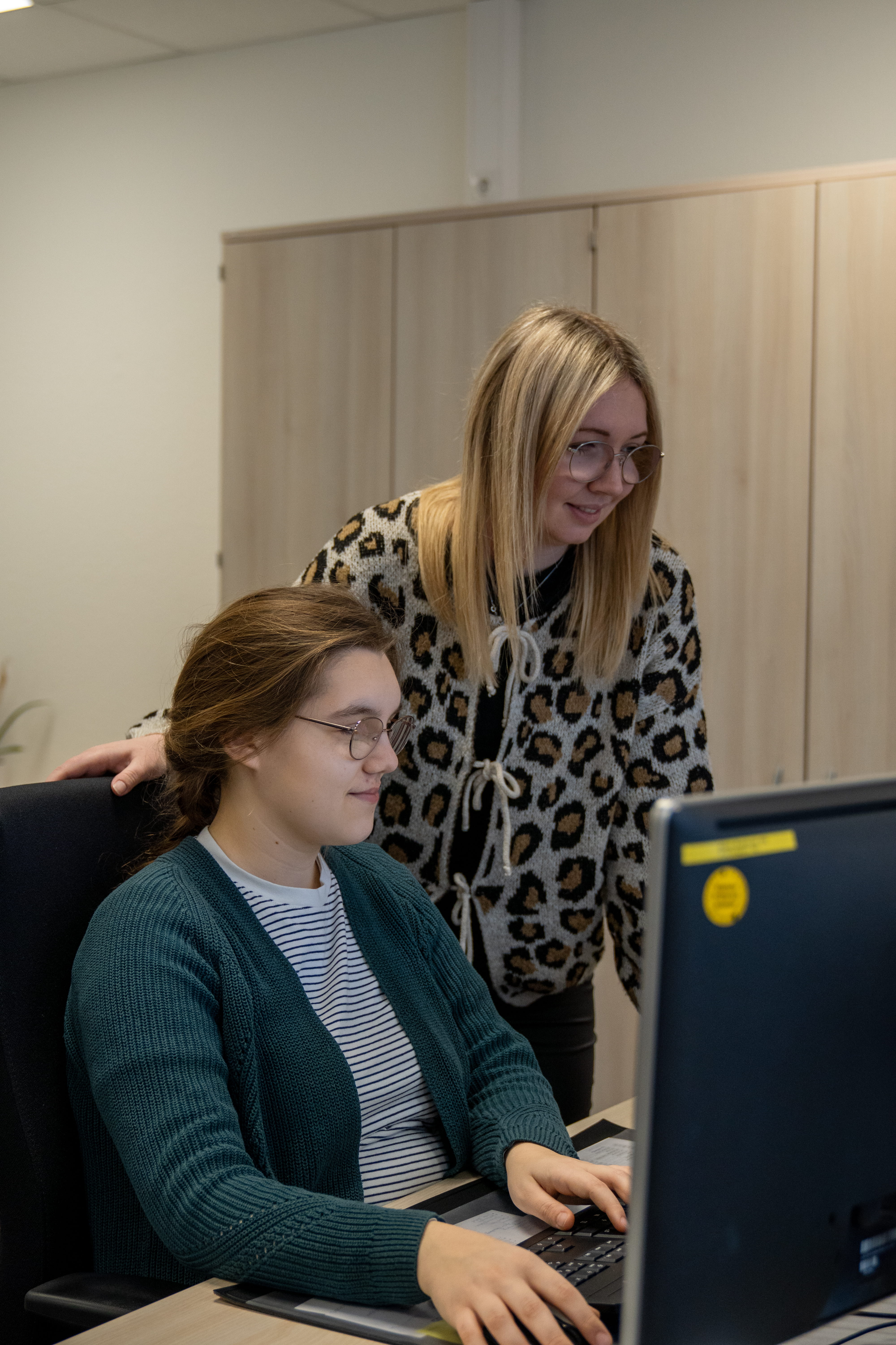 Foto von Auszubildenden Melina mit Mitarbeiterin Alina