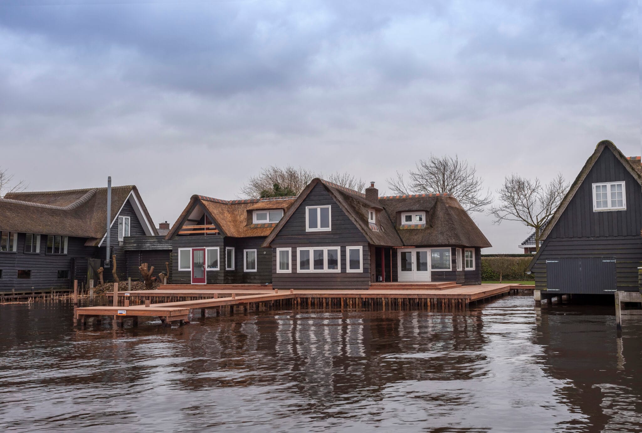 Foto van een riante villa aan het water met steiger