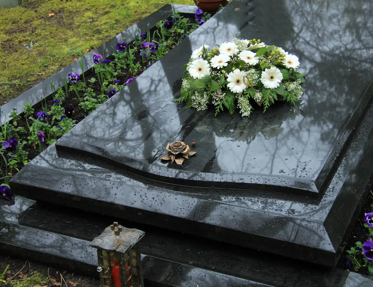 Bouquet de fleurs blanches de deuil posé sur une tombe pour rendre hommage avec un service de fleuriste à Genève et une livraison dans toute la Suisse