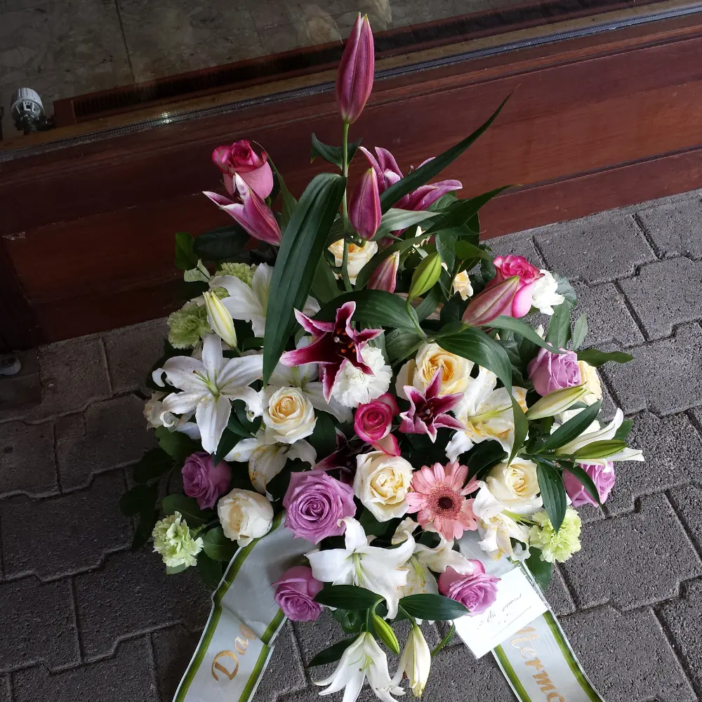 Gerbe de deuil élégante avec lys roses fleurs blanches et touches violettes pour rendre hommage à Genève avec livraison de fleurs dans toute la Suisse