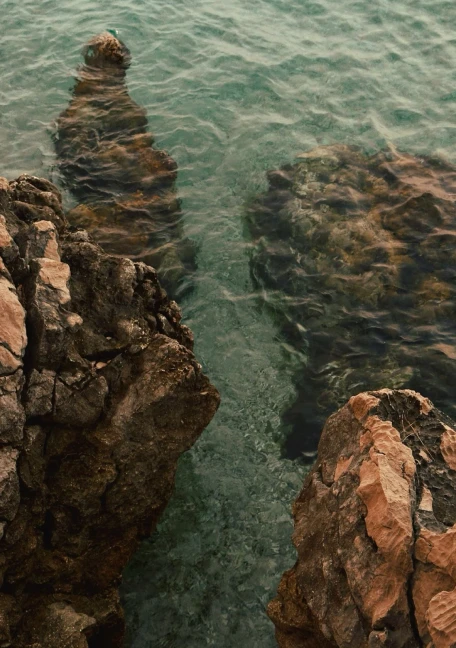 Femme avec un drap orange devant la mer - Marsea - Centre de médecine esthétique à Bastia en Corse