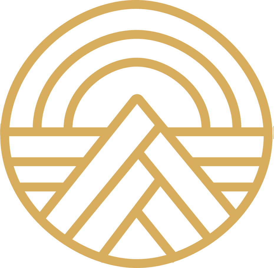 Logo circulaire avec un contour doré représentant un soleil stylisé au-dessus de montagnes géométriques.