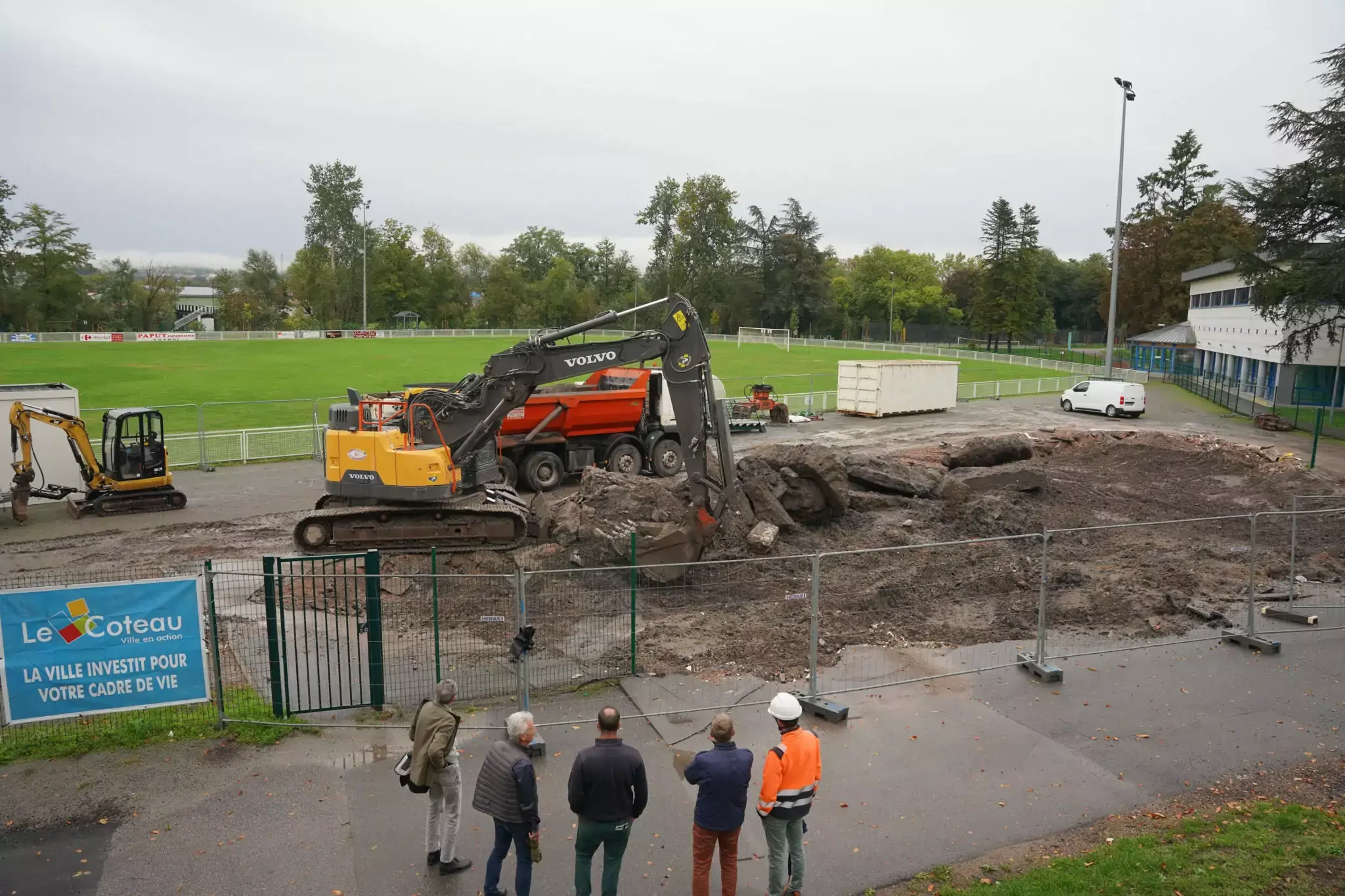 “Combien ça coûte ?” C’est une question normale. Mais dans les clubs, elle ferme souvent la discussion trop vite.