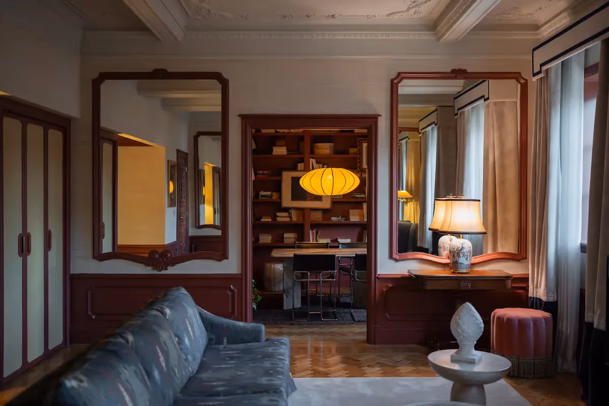 Sophisticated lounge area featuring large wall mirrors and contemporary furniture at the Hotel Experimental Infante Sagres in Porto.