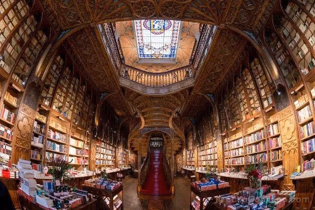 Spectacular interior with carved wood and stained glass,Experimental Infante Sagres à Porto.