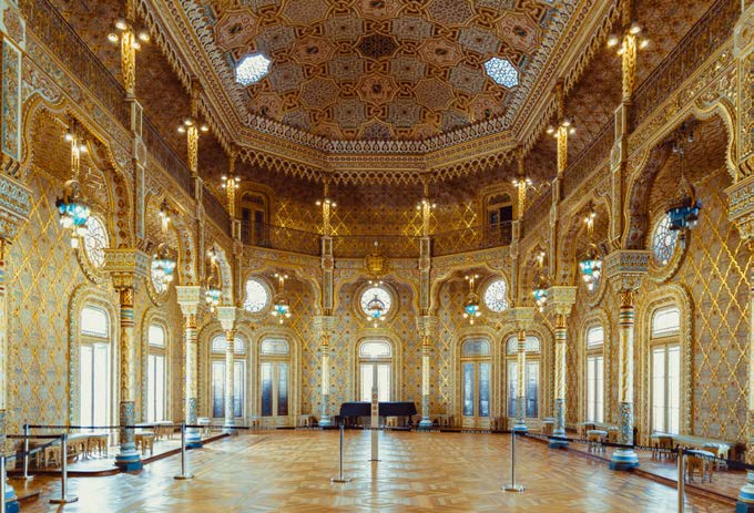 Luxurious reception room with golden columns and ornate ceiling,Experimental Infante Sagres à Porto.