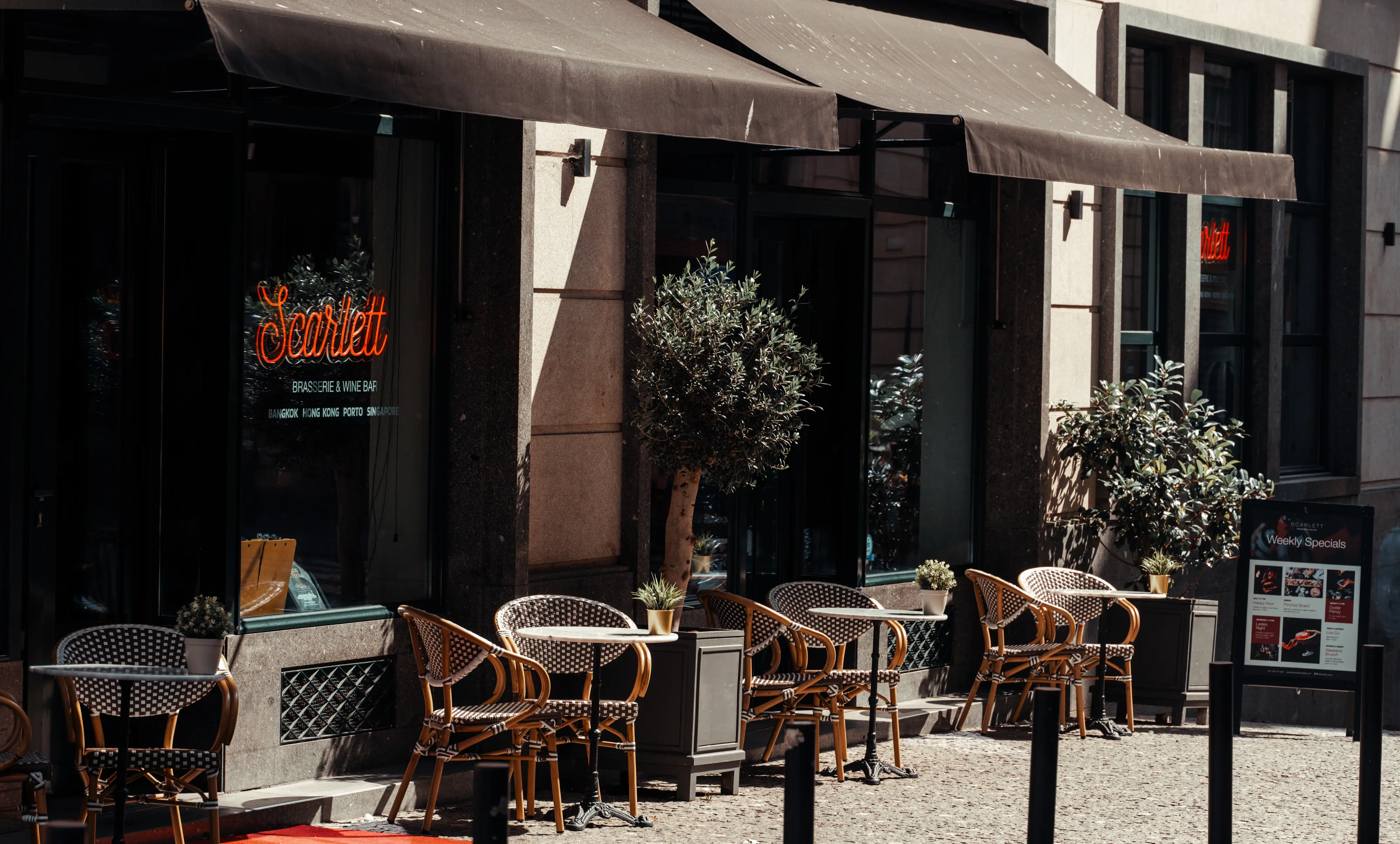 Copos de coquetel e coqueteleira em uma prateleira espelhada no bar do Hotel Experimental Infante Sagres, no Porto.