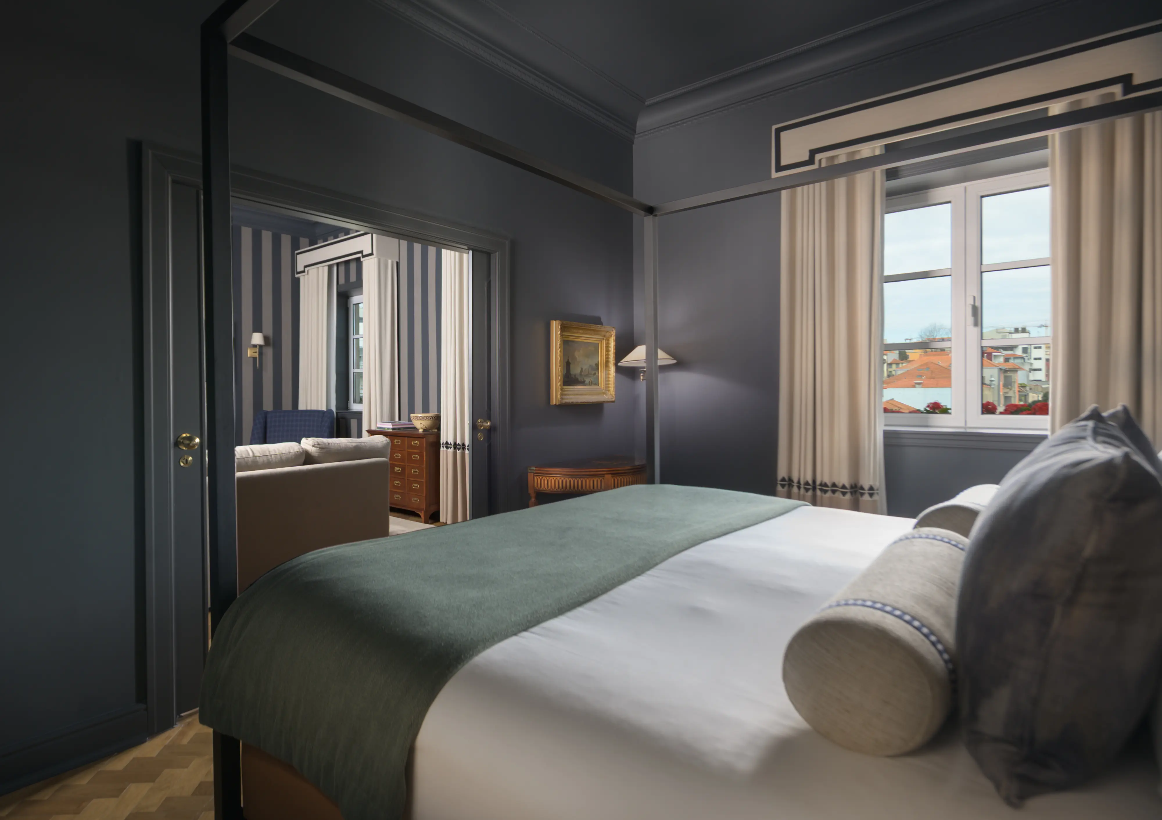 Vista de um quarto elegante através de uma porta no Hotel Experimental Infante Sagres, no Porto.