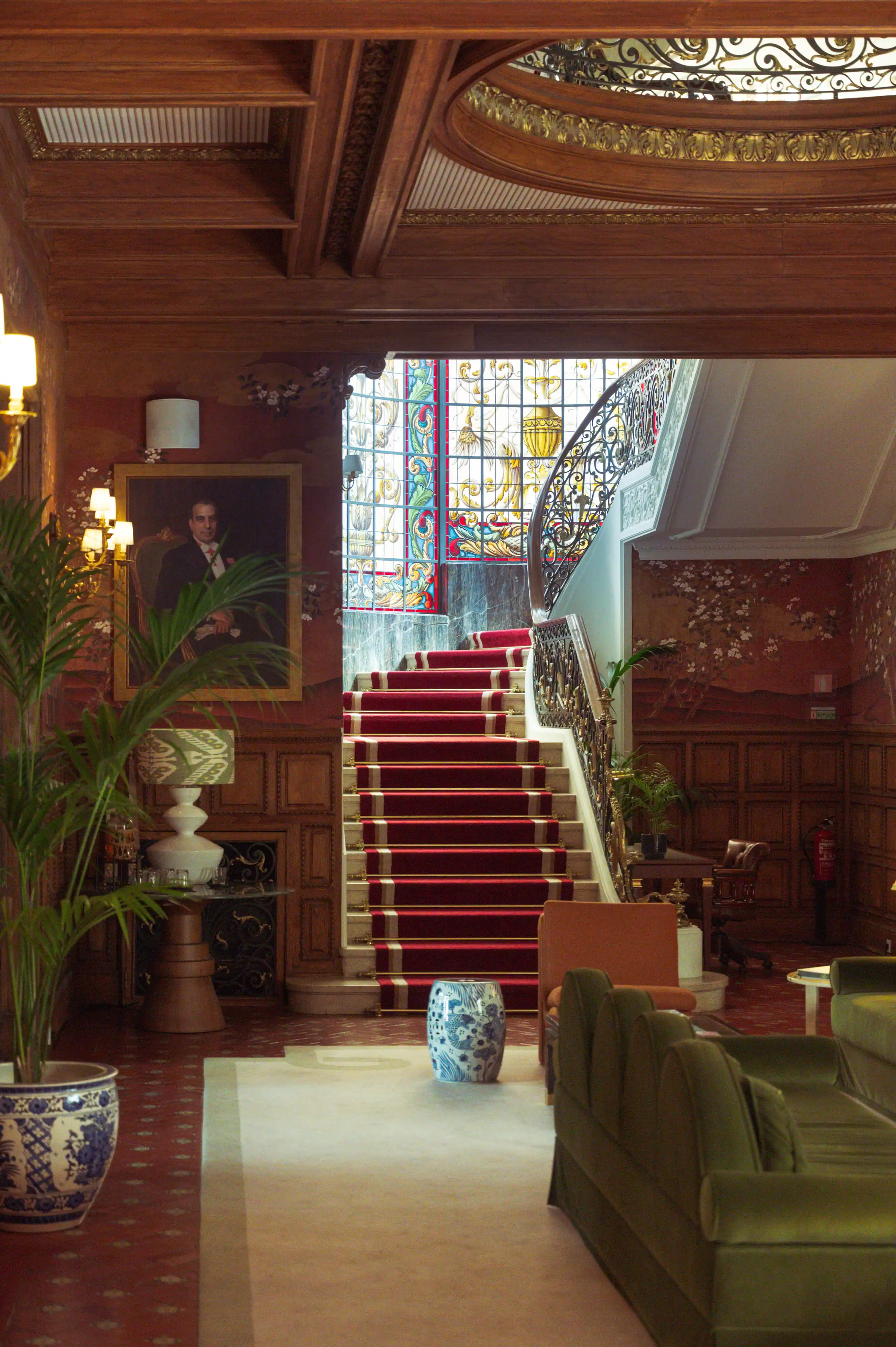 Fachada amarela clássica do Hotel Experimental Infante Sagres no Porto.