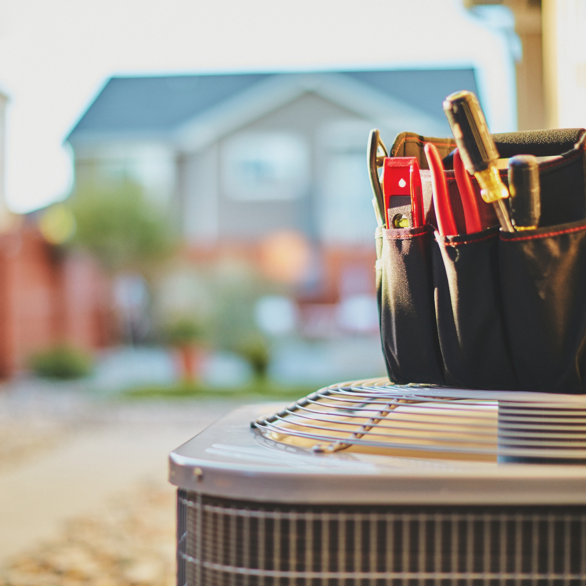 Työkaluja mustassa työkalupussissa.