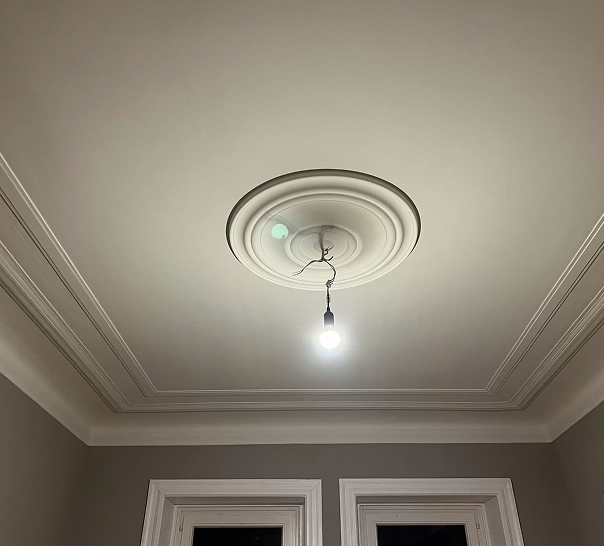 Grau gestrichene Decke mit moderner Deckenlampe nach Renovierung in Hamburg