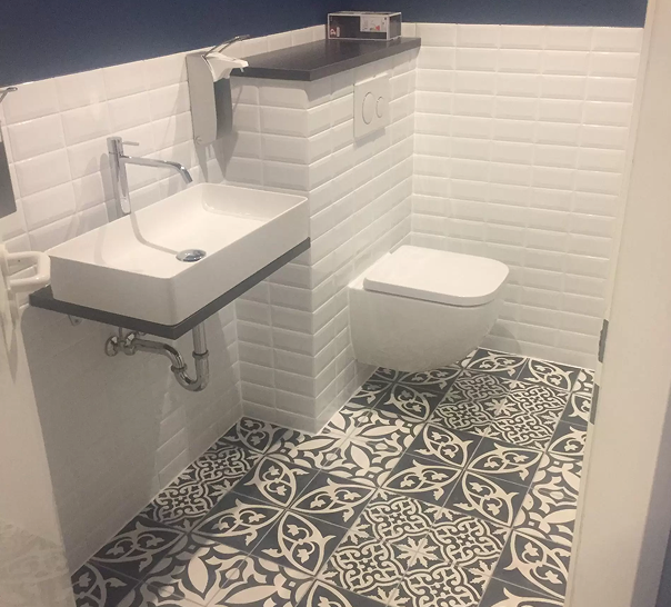 Modernisiertes Gäste-WC mit dekorativem Bodenmuster in Hamburg