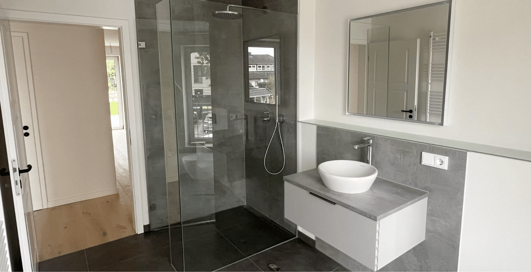 Hochwertig saniertes Bad mit bodengleicher Dusche in Hamburg