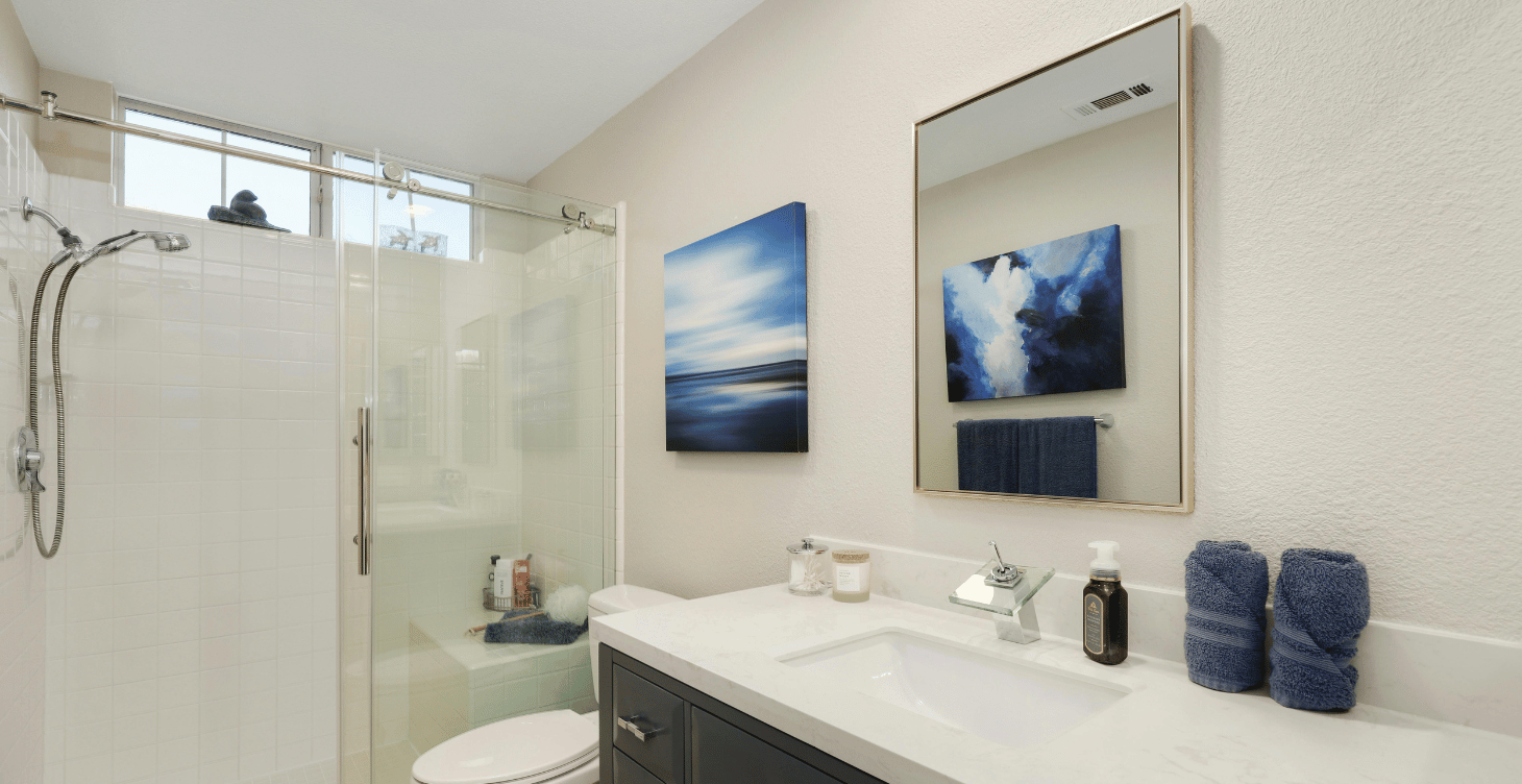 Badmodernisierung mit Dusche und blauen Wandbildern als Designelement in Hamburg