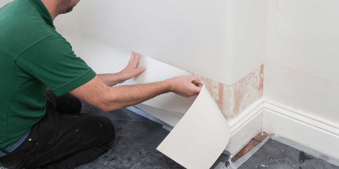 Tapezierarbeiten an einer Wand während einer Sanierung in Hamburg