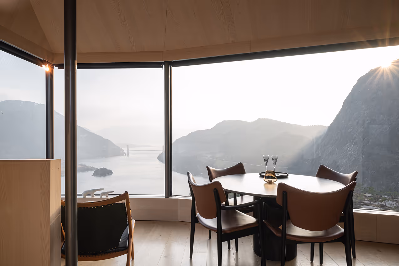 Spiseplass i The Bolder med panoramautsikt over Lysefjorden