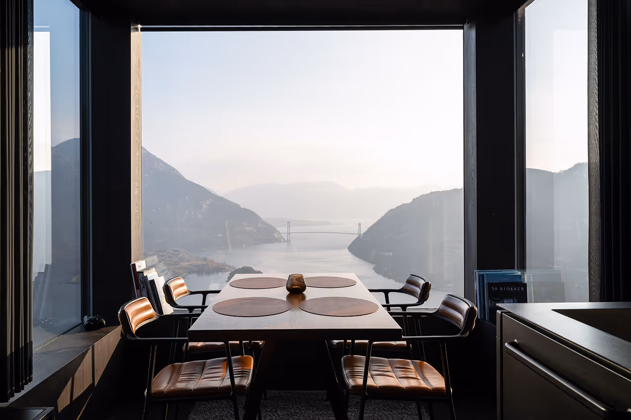 Interiørfoto av gang og soverom i The Bolder ved Lysefjorden med varmt treverk og dempet lys