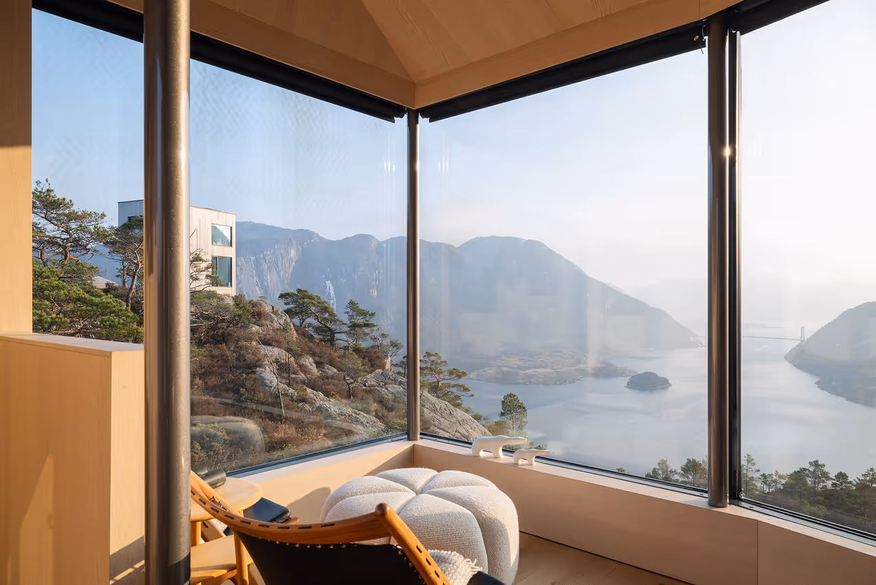 Utsikt fra stue i The Bolder mot Lysefjorden og fjellandskapet