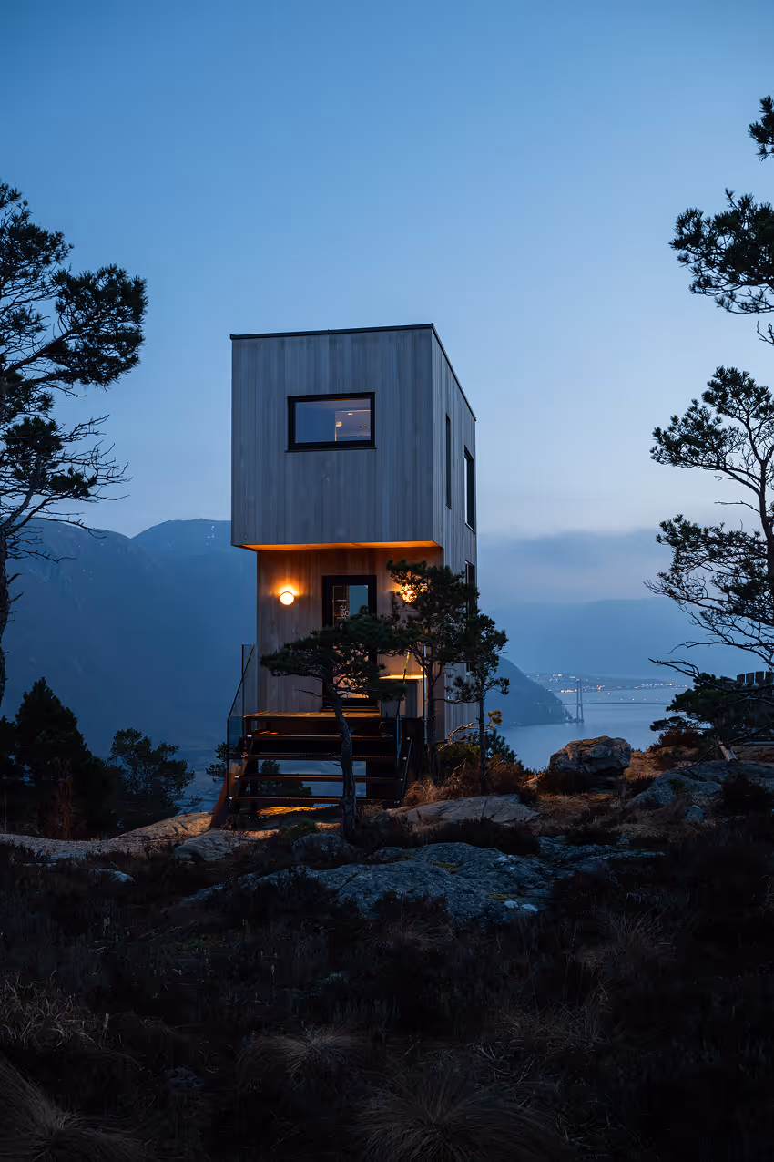 Arkitekturfoto av The Bolder-hytte i kveldslys over Lysefjorden