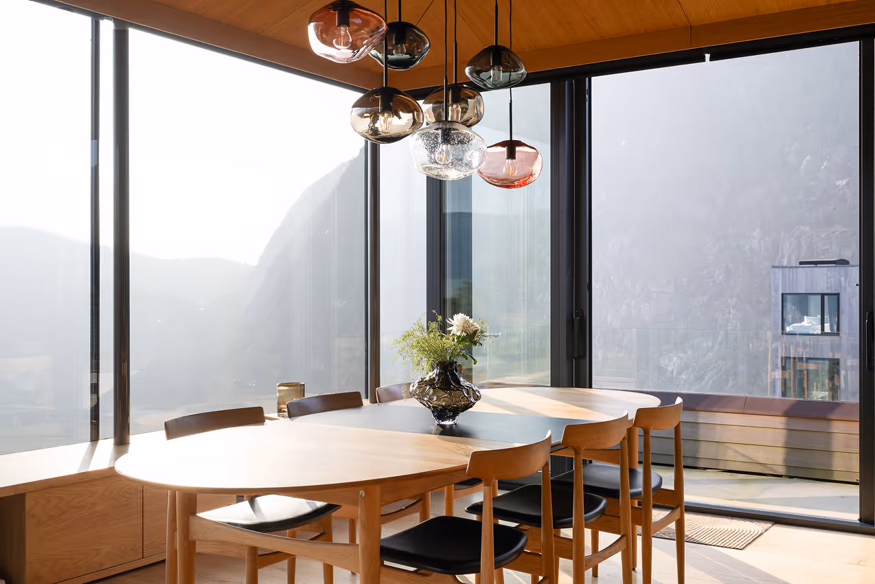 Spisebord ved store glassflater i The Bolder med utsikt over Lysefjorden
