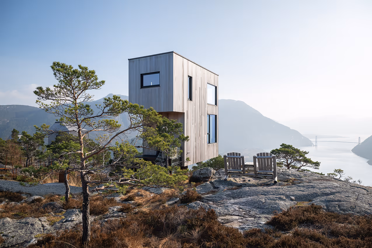 Arkitekturfoto av The Bolder-hytte i landskapet ved Lysefjorden
