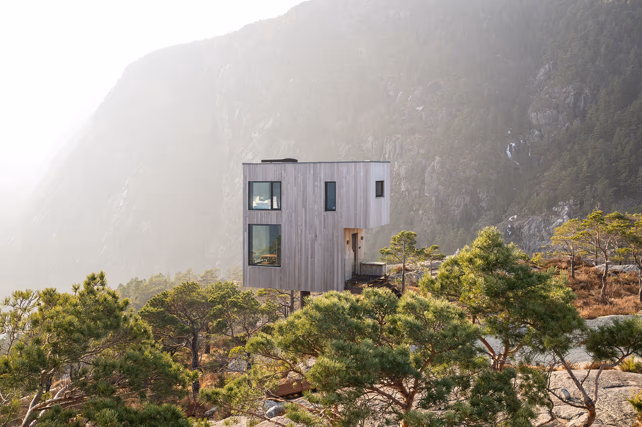 The Bolder ved Lysefjorden med hytte løftet over terrenget på betongsøyler
