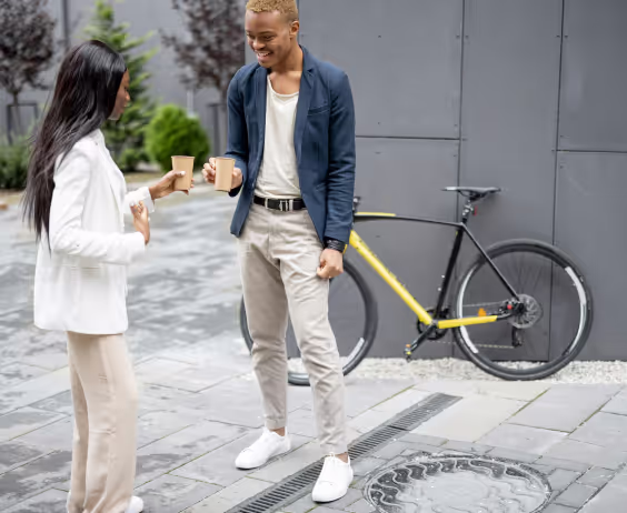 Kollegen unterhalten sich draußen auf der Straße.