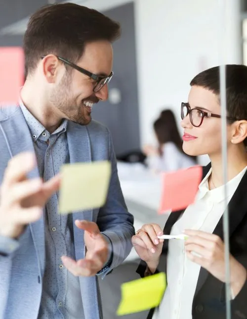 Menschen in einer Diskussion während einer Besprechung.