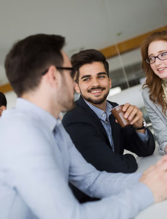 Gruppe von Geschäftsmenschen im Gespräch.
