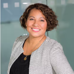 Profilbild einer Frau mit freundlichem Lächeln.