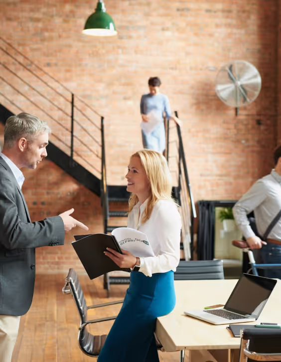 Gruppe von Menschen bei einer geschäftlichen Besprechung.