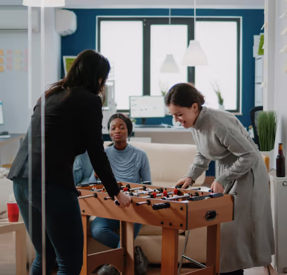 Gruppe von Kollegen, die an einem Tisch sitzen.