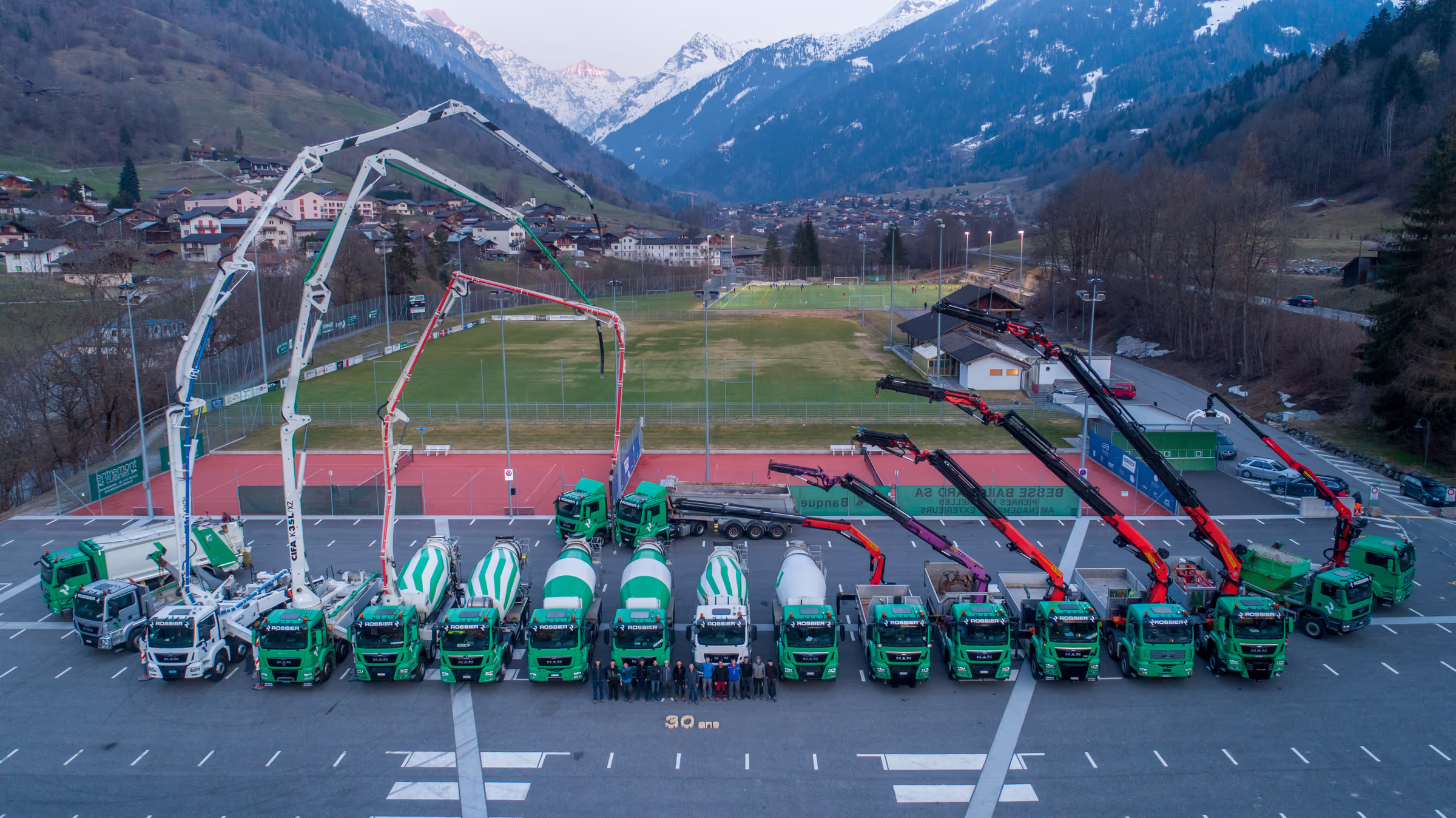 Toute l'équipe et la flotte de véhicules posent pour une photo prise du ciel