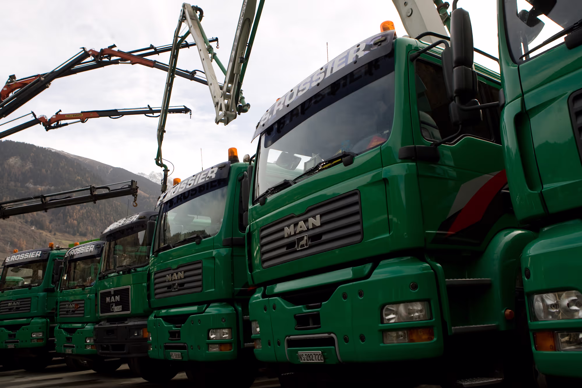 Photo de plusieurs camion faisant partie de la flotte de véhicules de Rossier Transports
