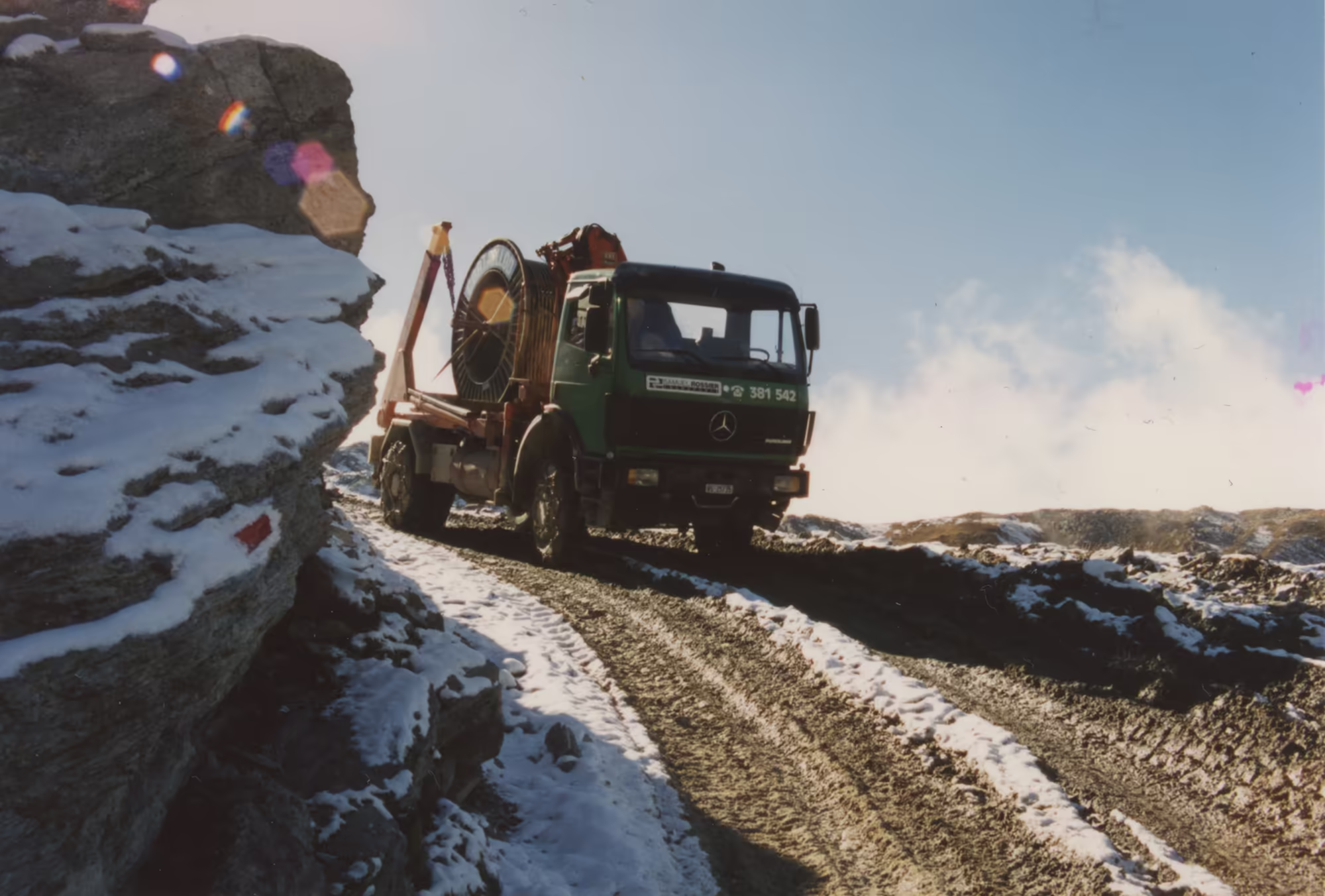 Premier camion mercedes multibenne équipé d'une grue, en action au lac des Vaux