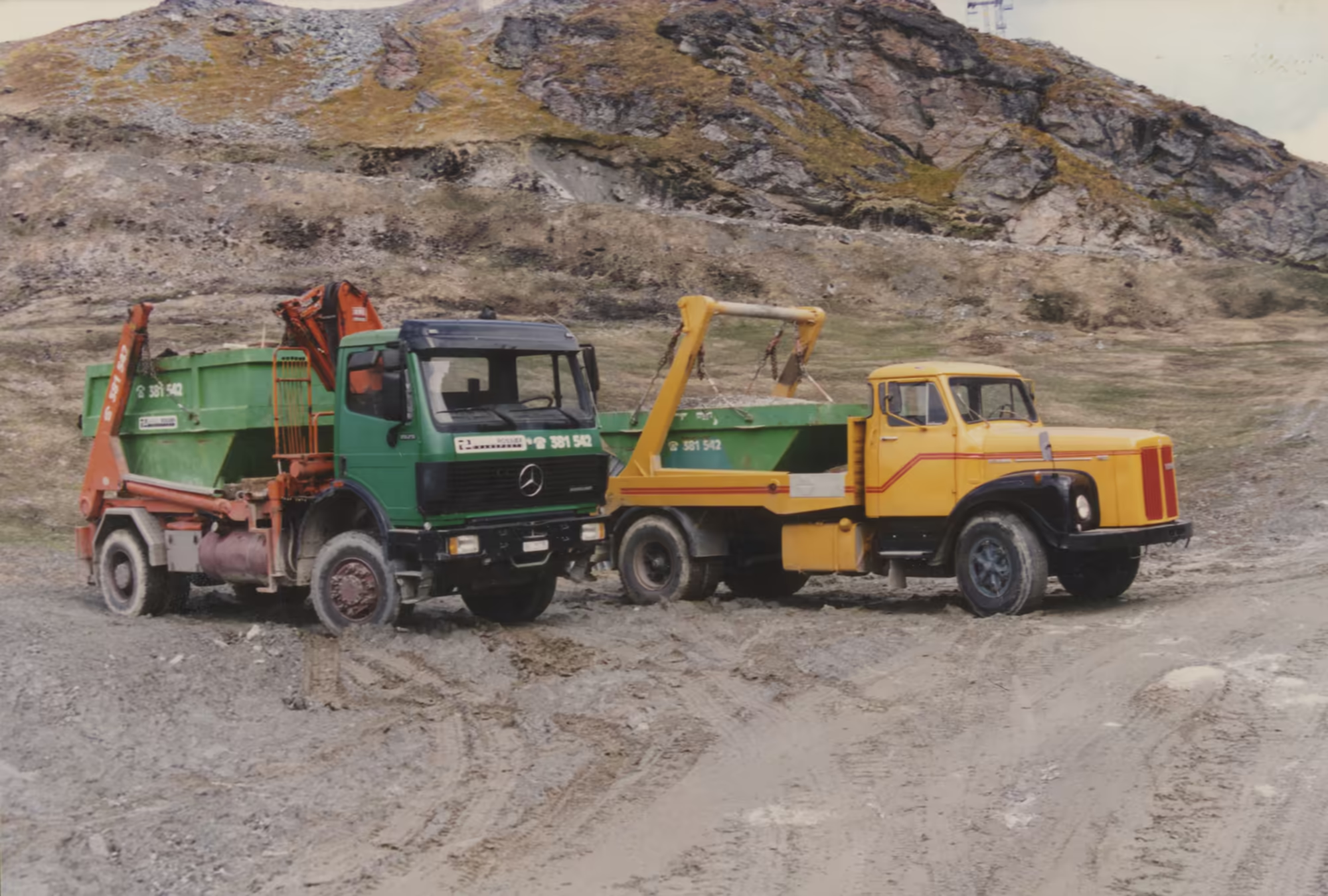 Deux camions l'un aux couleurs de Rossier et l'autre aux couleurs de Perraudin sont parkés l'un à côté de l'autre.