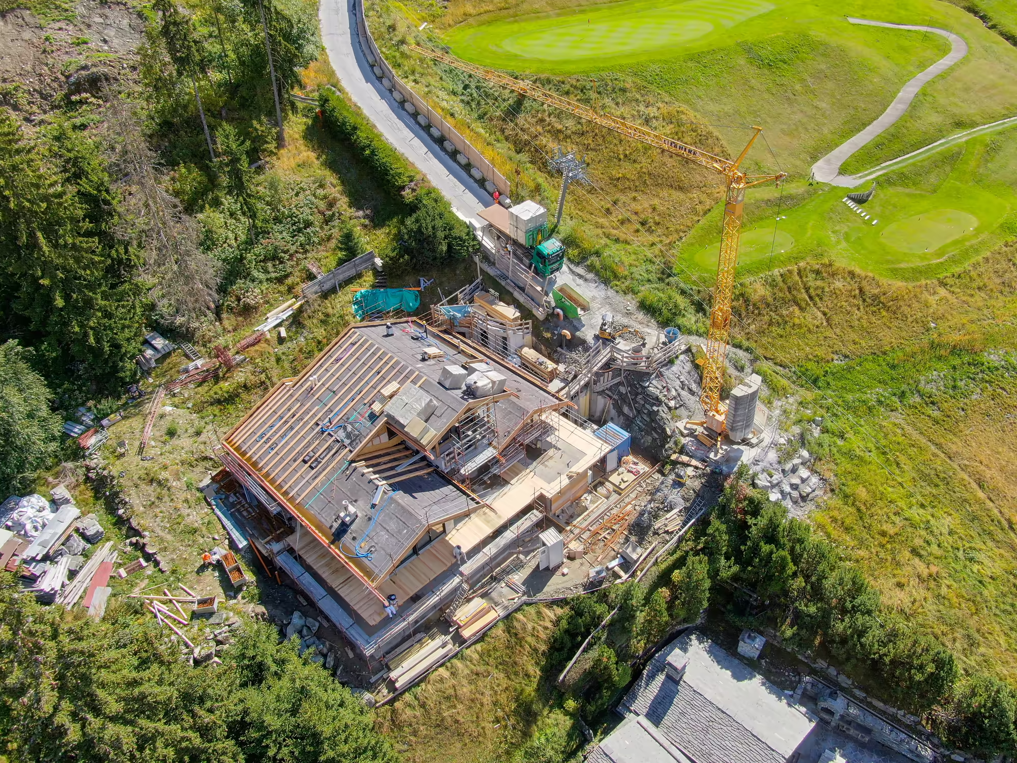 Un camion Rossier amène du matériel sur un chantier